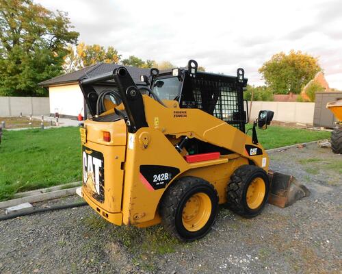 CAT 242 B