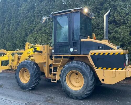 Kolový nakladač CAT 910 G