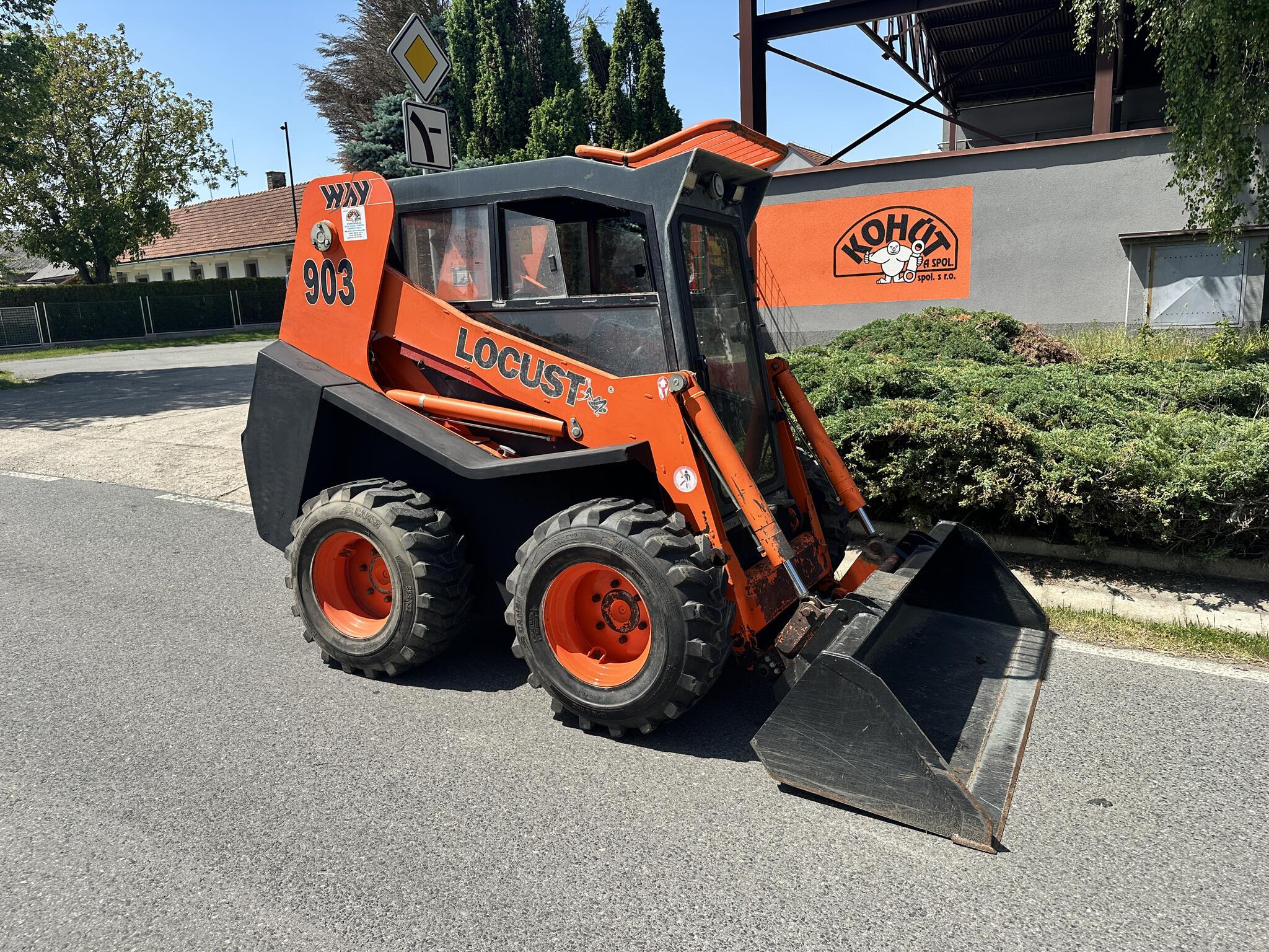 Locust 903