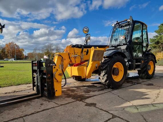 JCB 540-140, klimatizace, vyrovnávání Sway, hydraulický posuv vidlí
