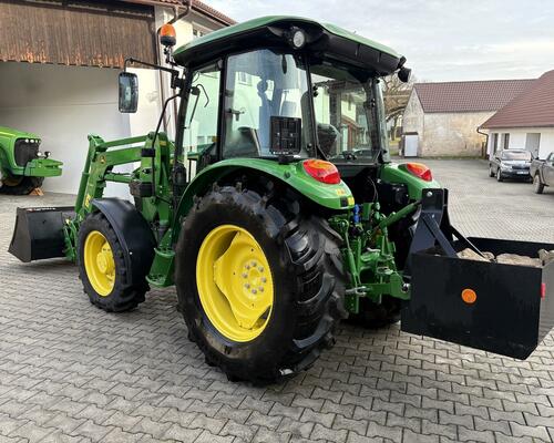 JOHN DEERE 5075 s čelním nakladačem