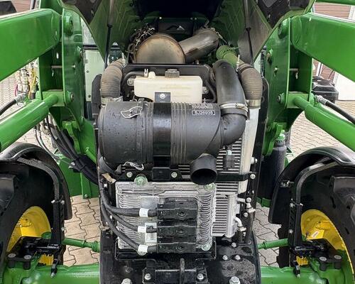 JOHN DEERE 5075 s čelním nakladačem
