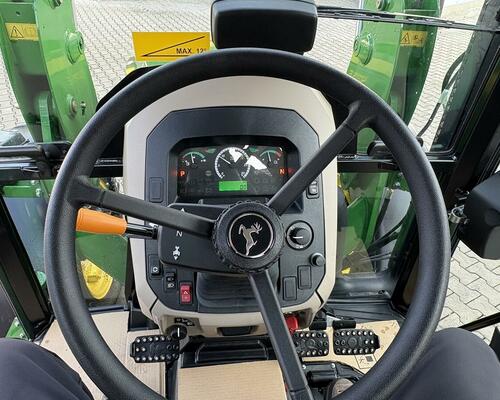 JOHN DEERE 5075 s čelním nakladačem
