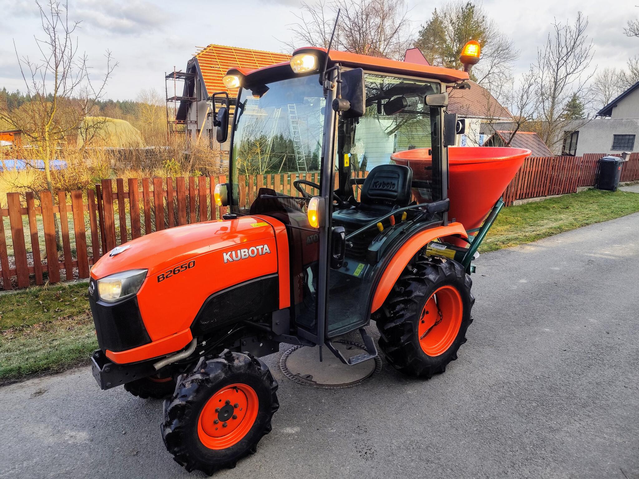 Malotraktor KUBOTA B2650 + nové rozmetadlo/sypač 