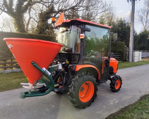 Malotraktor KUBOTA B2650 + nové rozmetadlo/sypač 