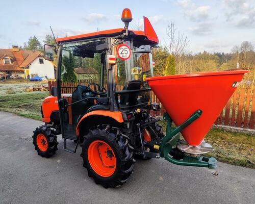 Malotraktor KUBOTA B2650 + nové rozmetadlo/sypač 