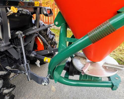 Malotraktor KUBOTA B2650 + nové rozmetadlo/sypač 