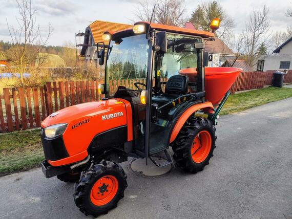 Malotraktor KUBOTA B2650 + nové rozmetadlo WESSEX, STK - TOP