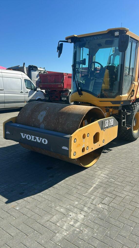 Válec VOLVO SD75B, r.v. 2019, 332 motohodin, zánovní stav