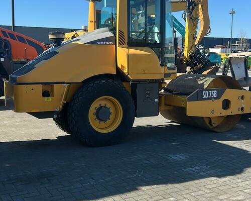 Válec VOLVO SD75B, r.v. 2019, 332 motohodin, zánovní stav