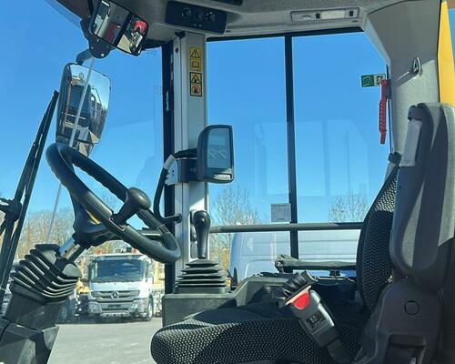 Válec VOLVO SD75B, r.v. 2019, 332 motohodin, zánovní stav