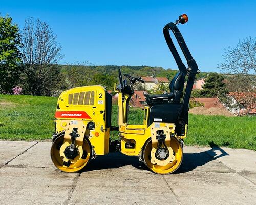 Vibrační válec Dynapac CC900 (Možnost leasingu)