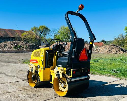 Vibrační válec Dynapac CC900 (Možnost leasingu)