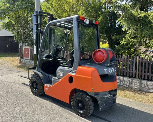 Vysokozdvižný vozík Toyota Tonero 25, joysticky