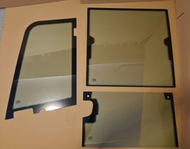 sklá predné horné a dolné a dverové horné na KUBOTU KX027-4  KX030-4