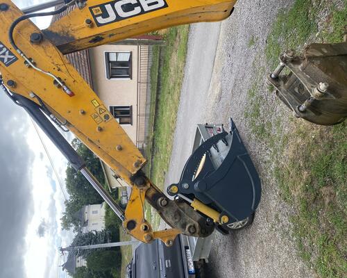 Lyžica s hydraulickým palcom pre traktor-bagre - pridržiavač