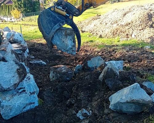 Lyžica s hydraulickým palcom pre traktor-bagre - pridržiavač