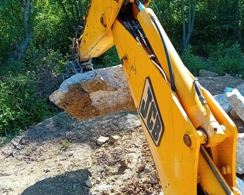 Lyžica s hydraulickým palcom pre traktor-bagre - pridržiavač