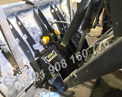 Přední rychloupínač na traktorbagr Mecalac / Terex TLB rypadlo bagr
