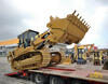Pásový nakladač Caterpillar 973D najíždí na podvalník