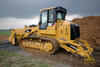 Pásový nakladač Caterpillar 973D rozrývá podklad