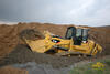 Pásový nakladač Caterpillar 973D se zahrabává do země