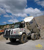 Terex TA300 vysýpá korbu
