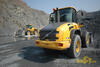 Kolový nakladač Volvo L50F, v pozadí L150F
