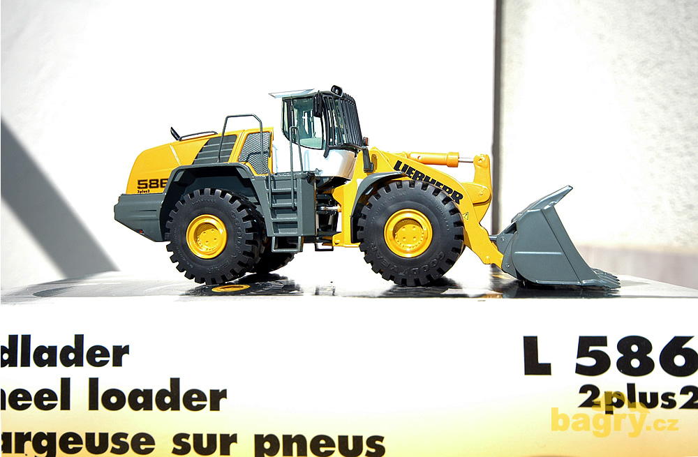 Liebherr L 586 2plus2 jako model v měřítku 1:50 od firmy NZG