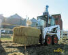 Bobcat S100 se slámou