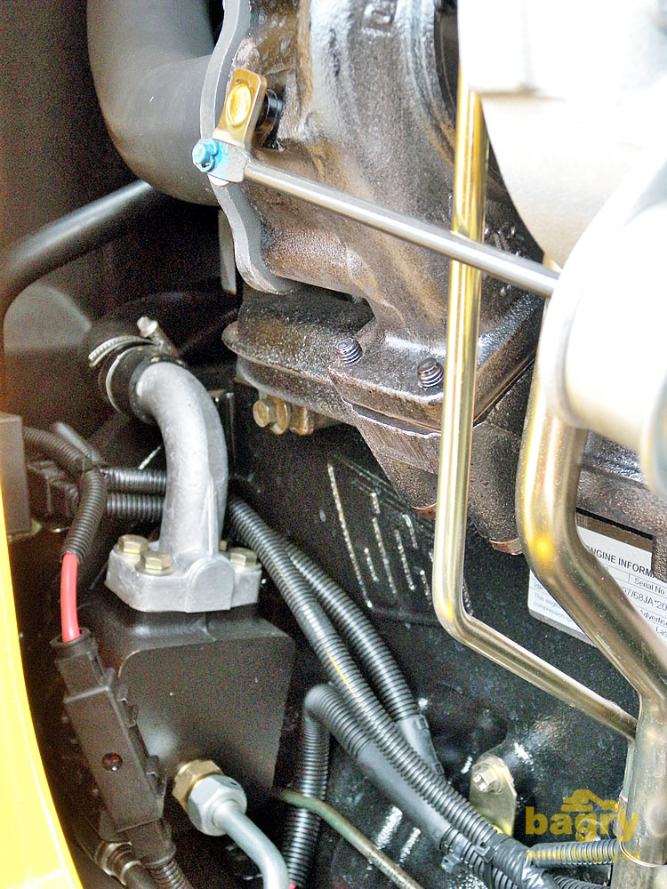 Třetí čerpadlo je umístěno vpravo u motoru (na obrázku vlevo dole)