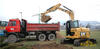 Caterpillar 308D CR SB nakládá tatru