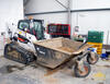Bobcat T650 s přídavným zařízením Dumper