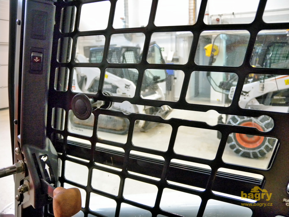 Šikovná aretace bočních skel v otevřené poloze