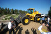 Volvo L220F Hybrid v obležení novinářů