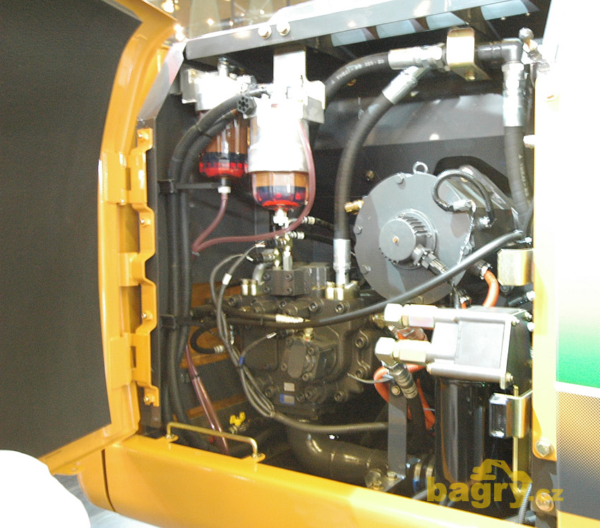 Elektrický generátor (dynamo) vpravo nad čerpadly