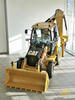 Caterpillar 428E ve vstupní hale výrobního závodu v Leicesteru