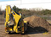 Caterpillar 434E na zkušebním polygonu v Leicesteru