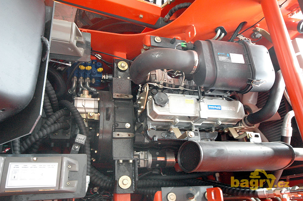 Přístup k motoru a hydraulice po sklopení kabiny