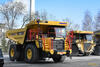Pevný dempr Komatsu HD605-8, v pozadí Pašík