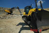 Volvo EC360BLC a New Holland D150