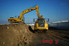 Caterpillar 325D L nakládá Volvo A30D