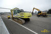 Pásové rypadlo Liebherr R 914 HDSL Litronic, v pozadí kolové rypadlo Caterpillar M316C