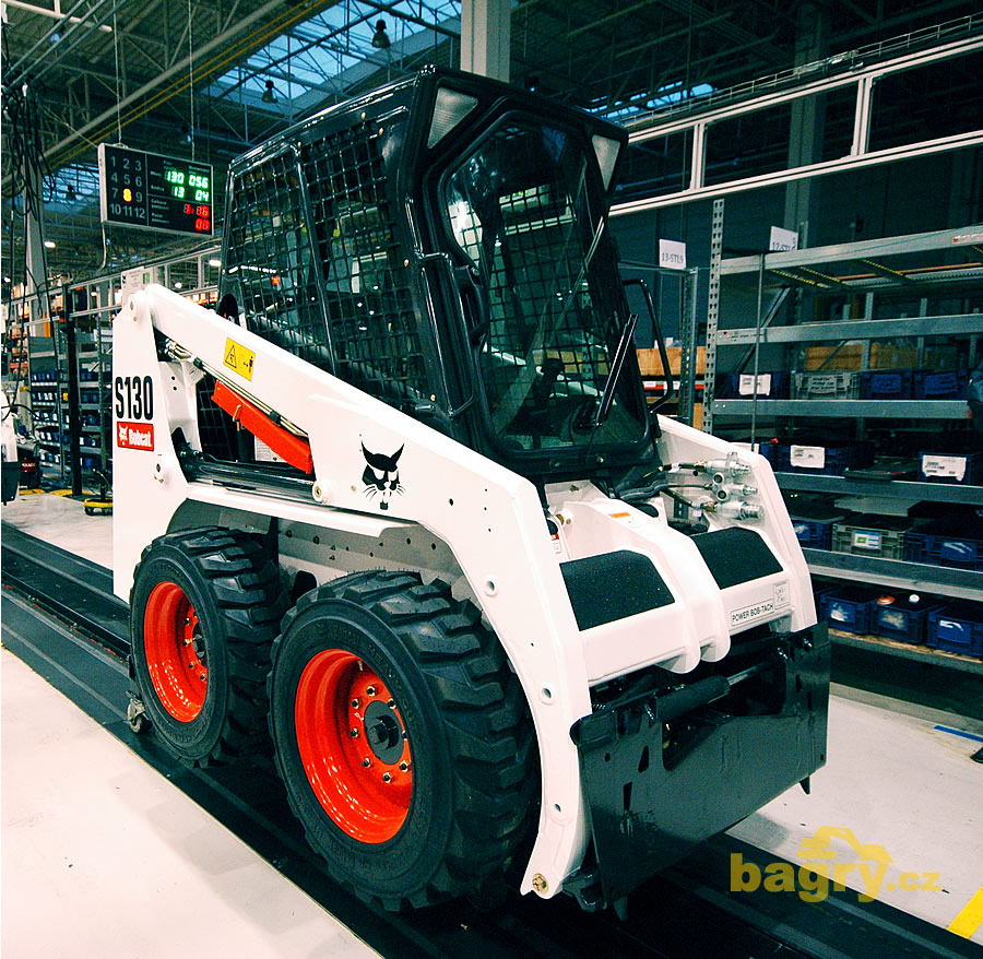 Hotový nakladač Bobcat S130 sjíždí z výrobní linky