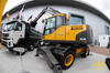 Kolové rypadlo Volvo EW140C nakládá Volvo FMX13 8x6 R s nástavbou VS-mont VSPN S3