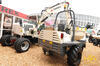 Kompaktní kloubový dempr Terex TA6 S nakládaný rypadlem TW85