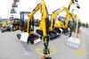 Pásové minirypadlo JCB 8020 CTS s kleštěmi na obrubníky JCB Kerbmaster