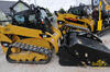 Pásový smykem řízený nakladač Caterpillar 259B 3 Two Speed s kypřícími hráběmi LR18B