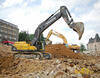 Pásové rypadlo Volvo EC700B LC, v pozadí Case CX800
