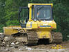 Dozer Komatsu 41P při urovnávání nové podkladní vrstvy